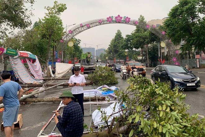 Gian hàng tại một sự kiện của Lễ hội Đền Hùng bị đổ sau mưa lớn