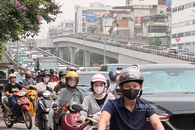Dòng phương tiện đổ về khu vực Ngã Tư Sở càng lúc càng lớn từ trên Vành đai 2. Ảnh: Dương Anh