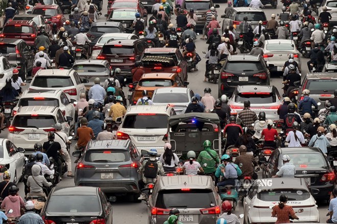 Hà Nội: Giao thông ngày đầu sau nghỉ lễ Giỗ Tổ, nhiều điểm ùn tắc cục bộ