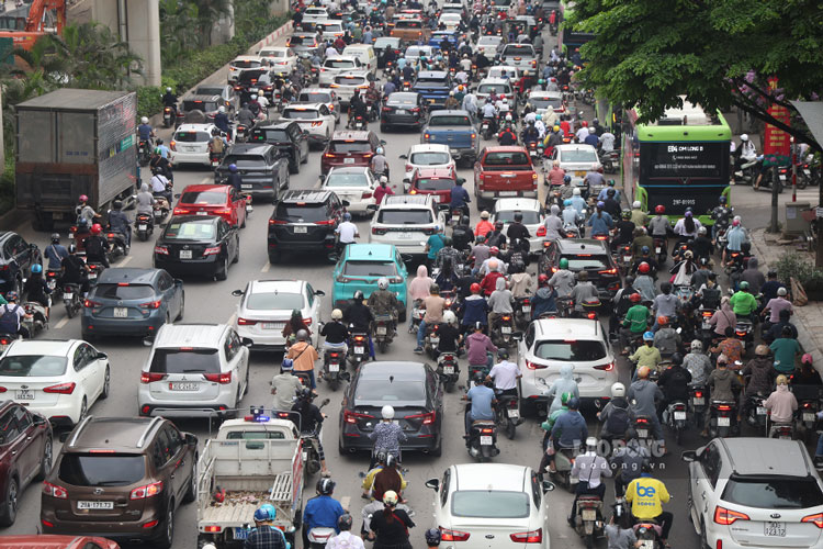 Trục đường Nguyễn Trãi ùn tắc trong sáng ngày 28.4. Ảnh: Dương Anh