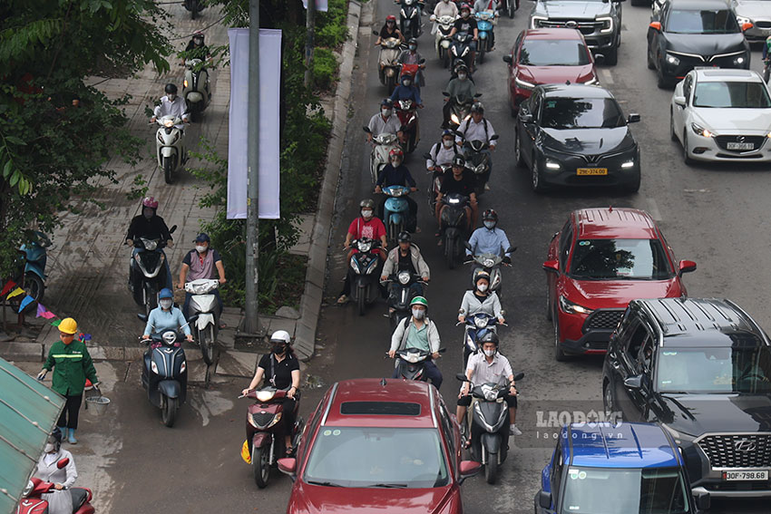 Nhiều người phải leo vỉa hè để né tắc. Ảnh: Dương Anh