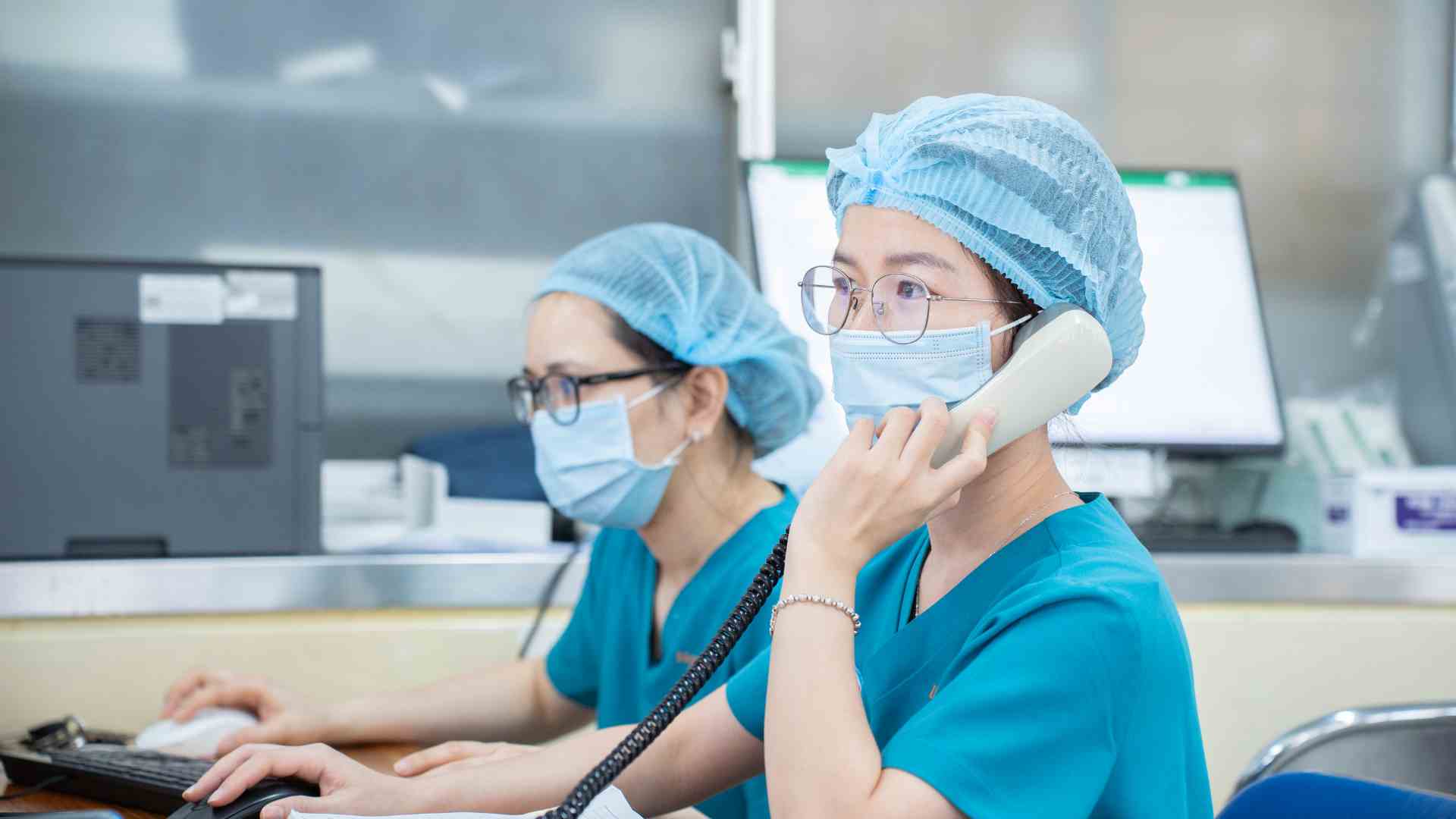 Khoa Cấp cứu Bệnh viện Chợ Rẫy trong những ngày nghỉ lễ các bác sĩ liên tục tiếp nhận nhiều bệnh nhân. Ảnh: BVCC