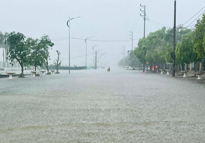 Mưa lớn gây ngập cục bộ một số tuyến đường ở Hà Tĩnh