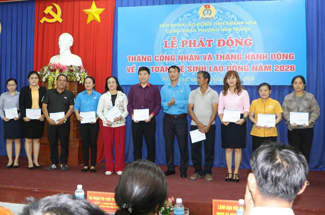 Trao hỗ trợ cho 250 đoàn viên khó khăn trong Tháng Công nhân ở Nha Trang