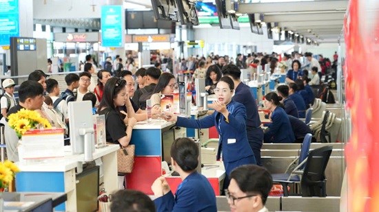 Du khách quốc tế thường phải trả thuế xuất cảnh khi rời khỏi sân bay. Ảnh: Minh Hạnh