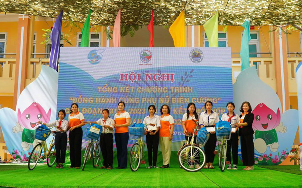 Phụ nữ Việt Nam và những “đường thêu” tô đẹp đất nước