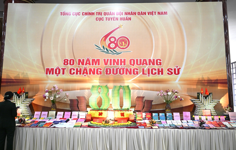Sách và các đồ dùng trong công tác tuyên huấn Quân đội được trưng bày tại Lễ kỷ niệm. Ảnh: Nguyên Khánh