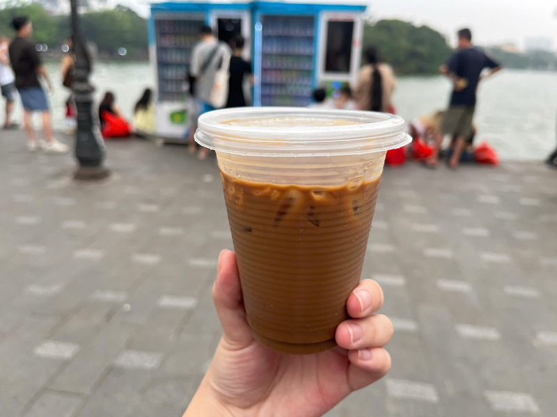 Ly cà phê sữa đá với vẻ ngoài giản dị nhưng hương vị đậm đà đã để lại ấn tượng sâu sắc về văn hóa cà phê đường phố Việt Nam trong lòng nhiều du khách quốc tế. Ảnh: Tường Vy