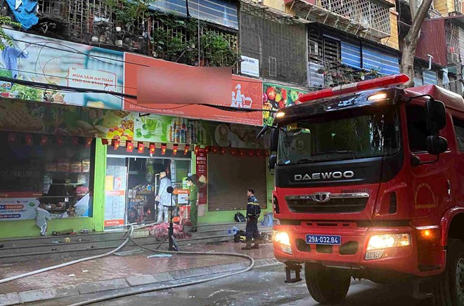Siêu thị trong khu tập thể ở Hà Nội bốc cháy lúc rạng sáng