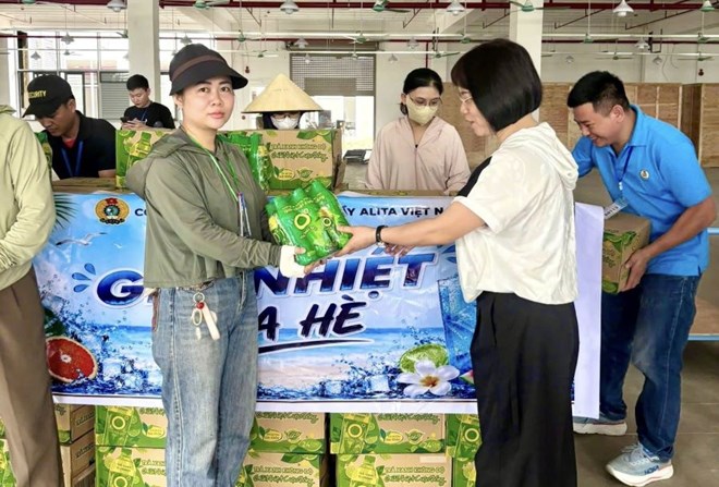Công ty Giầy ALITA tổ chức “Giải nhiệt mùa hè” cho công nhân lao động