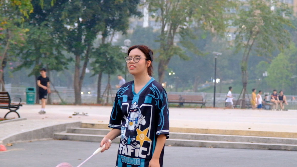 Thay vì ở nhà ngồi điều hoà, bạn Nguyễn Trần Hương Giang (Hà Nội) chọn ra công viên giải nhiệt và thư giãn thông qua hoạt động chơi cầu lông. Ảnh: Trang Anh