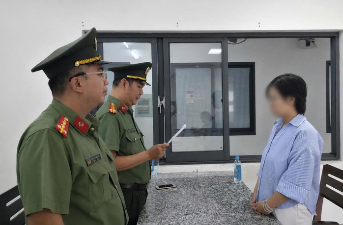 Hai cá nhân có hành vi thi hộ và nhờ người thi thay làm việc với cơ quan chức năng.