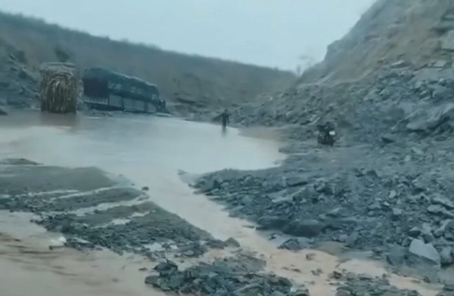 Mưa lớn khiến tuyến đường đang nâng cấp ở Đắk Lắk bị sạt lở nghiêm trọng