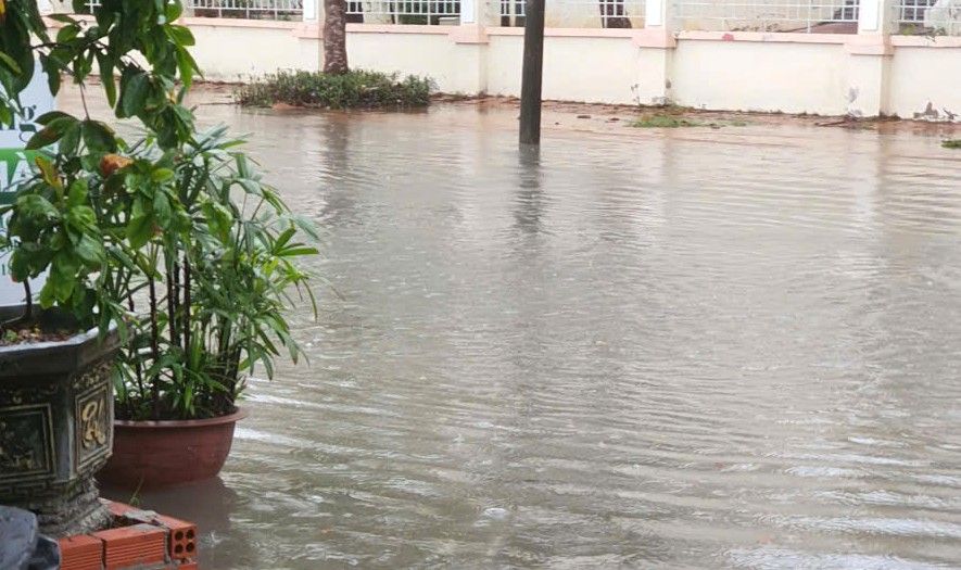 Đường Lộc Ninh, phường Bạc Liêu ngập đến vỉa hè. Ảnh: Nhật Hồ.