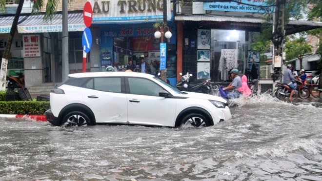 Mưa lớn kéo dài, nhiều tuyến đường ở Cà Mau ngập sâu