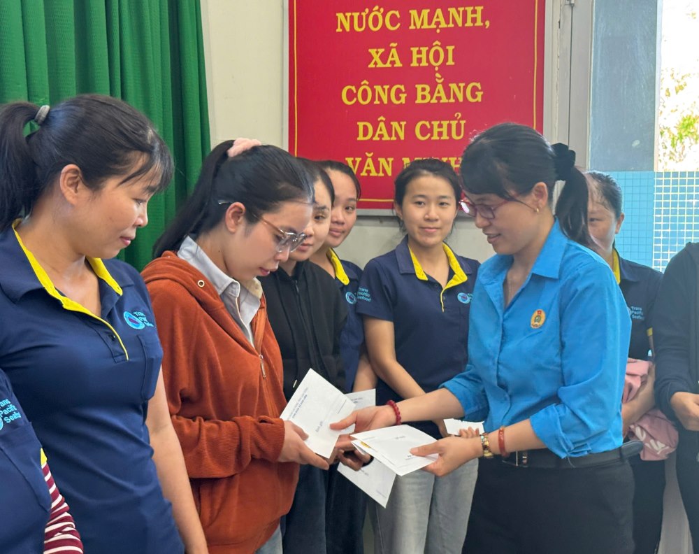 Công đoàn trao quà cho đoàn viên khó khăn. Ảnh: Duy Tuấn