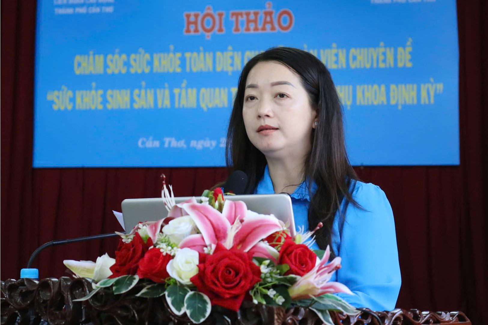 Bà Trần Tú Nhiên – Phó Chủ tịch LĐLĐ thành phố Cần Thơ phát biểu tại hội thảo. Ảnh: Tạ Quang