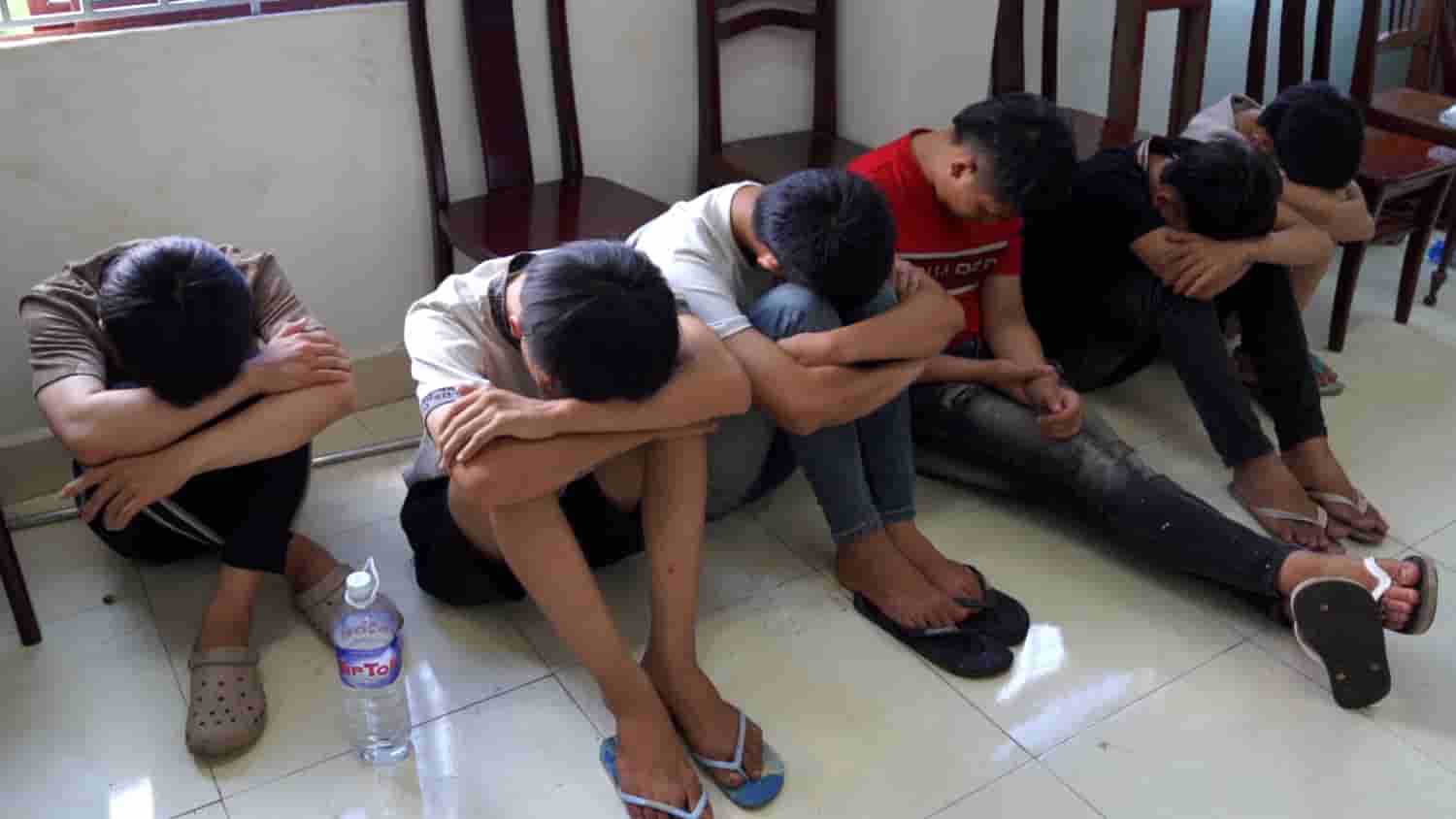 Các thanh thiếu niên bị triệu tập, xử lý. Ảnh: Lê Ánh