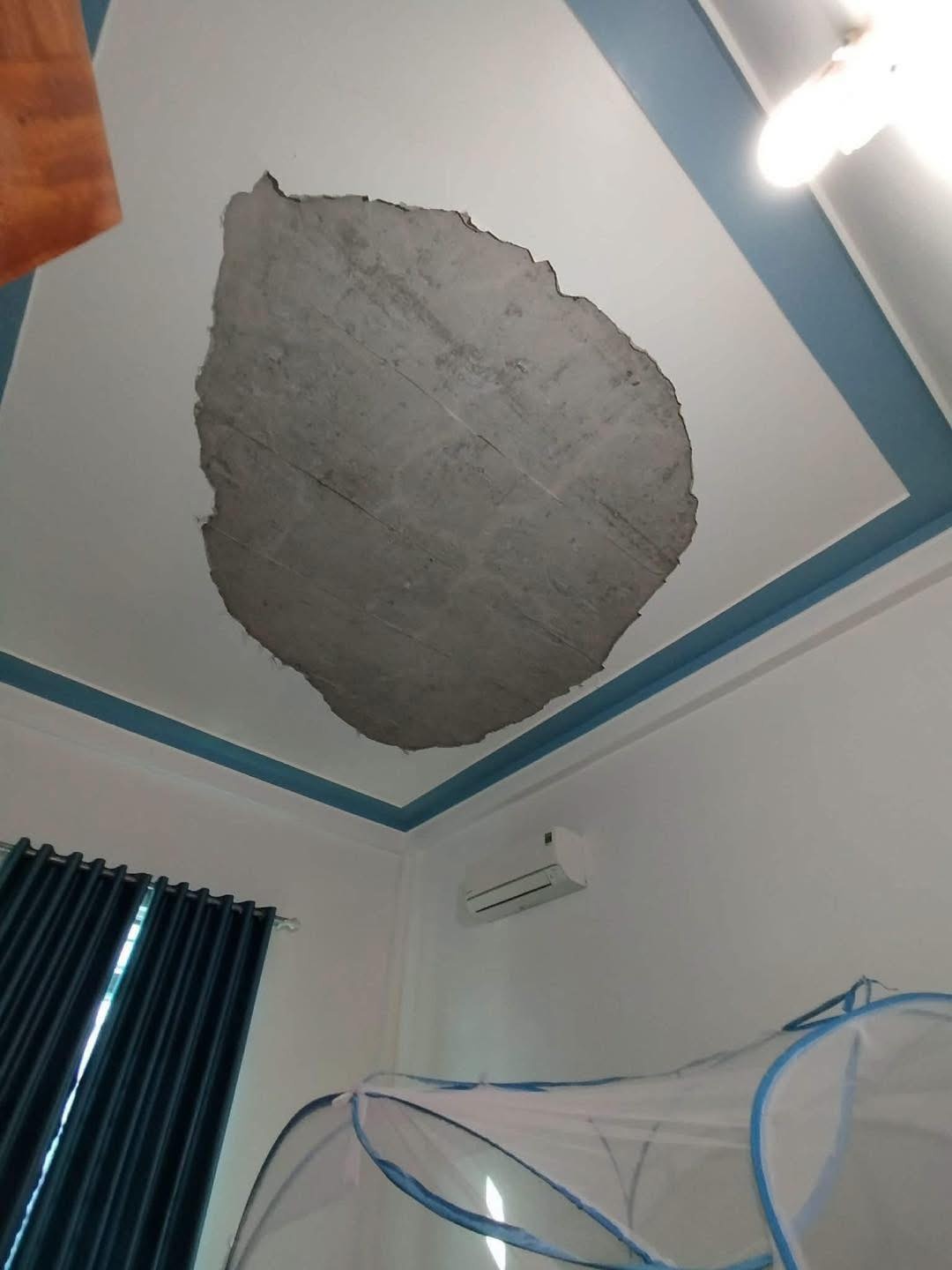 Vữa trần nhà bong tróc, rơi trúng cháu bé 6 tháng tuổi, gây tai nạn thương tâm. Ảnh: Ngọc Anh