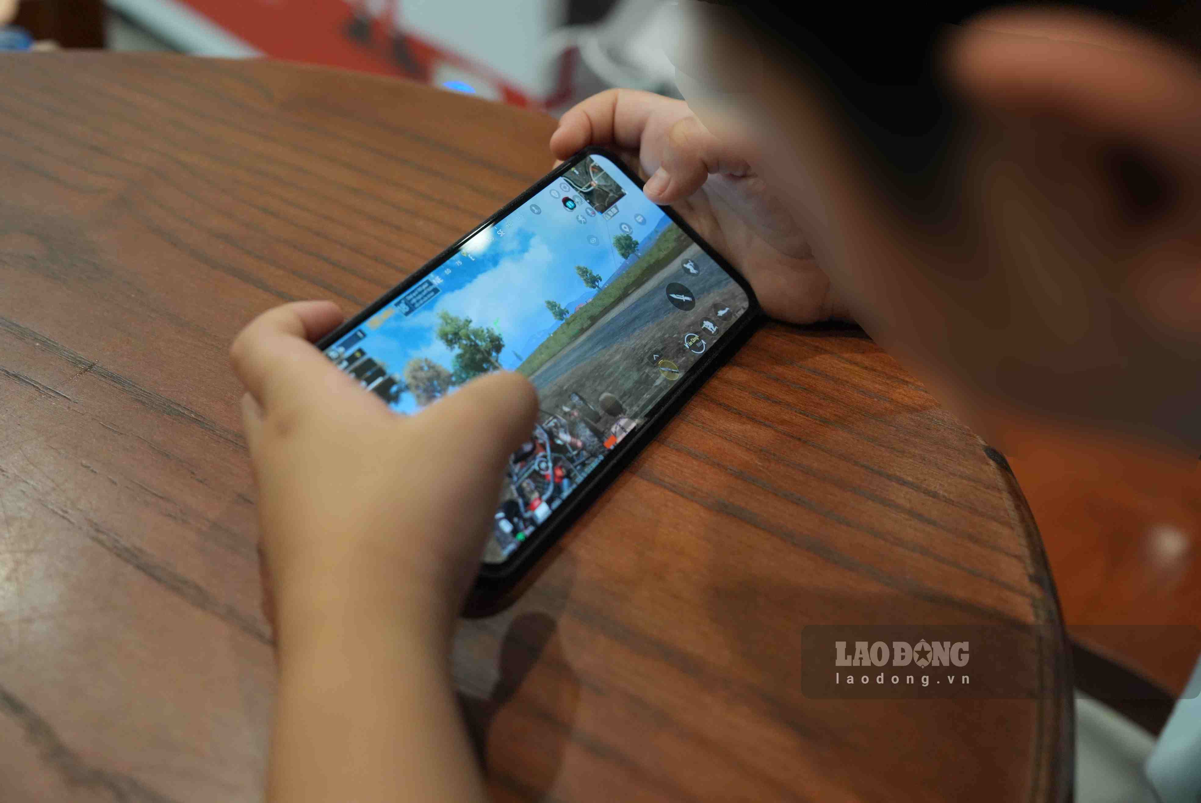 Một cháu bé chơi game 18+ trong một quán cafe ở Hà Nội, tháng 5.2025. Ảnh: PV