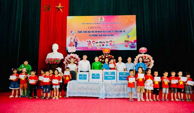 Liên đoàn Lao động Thái Nguyên thăm, tặng quà trẻ em có hoàn cảnh khó khăn