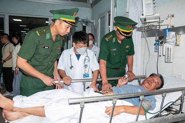 Tiếp nhận, chăm sóc y tế các thuyền viên gặp nạn ở vùng biển Hải Phòng