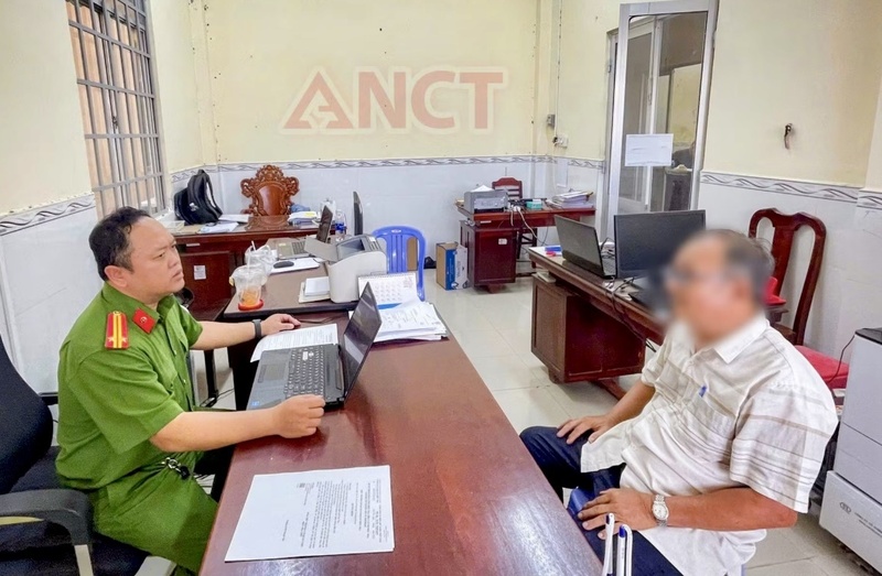 Công an phường Cái Răng làm việc với ông Phạm Việt Sơn.  Ảnh: CACC