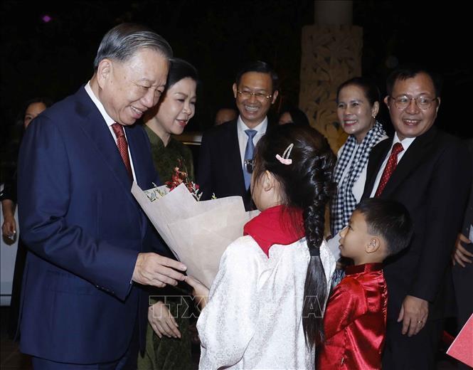 Cán bộ, nhân viên Đại sứ quán và cộng đồng người Việt Nam tại Singapore đón Tổng Bí thư, Chủ tịch nước Tô Lâm và Phu nhân. Ảnh: Thống Nhất/TTXVN