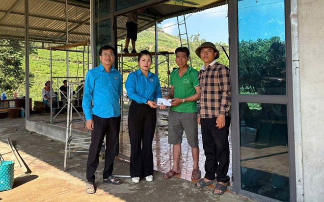 Công đoàn Nghĩa Lộ kịp thời hỗ trợ đoàn viên bị thiệt hại do giông lốc