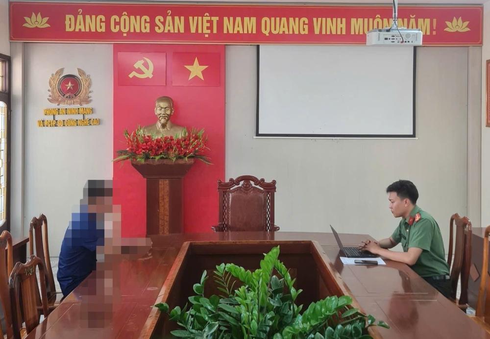 Cơ quan công an làm việc với L.V.Đ, trú tại phường Thành Sen, tỉnh Hà Tĩnh. Ảnh: Công an Hà Tĩnh