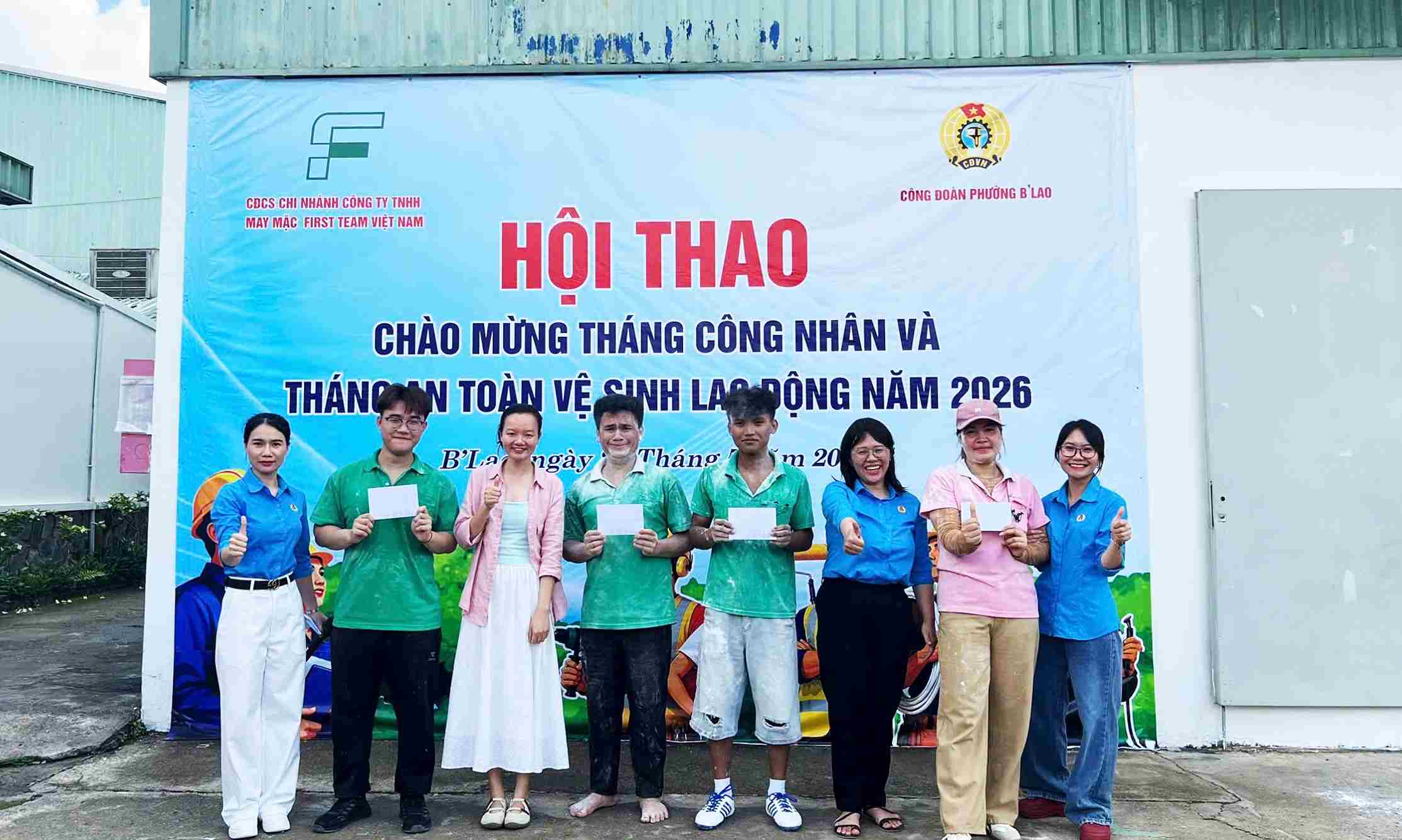 Công đoàn cơ sở Chi nhánh Công ty TNHH May mặc First Team Việt Nam tặng quà cho đoàn viên, người lao động đạt thành tích cao tại hội thao. Ảnh: Hải Đường