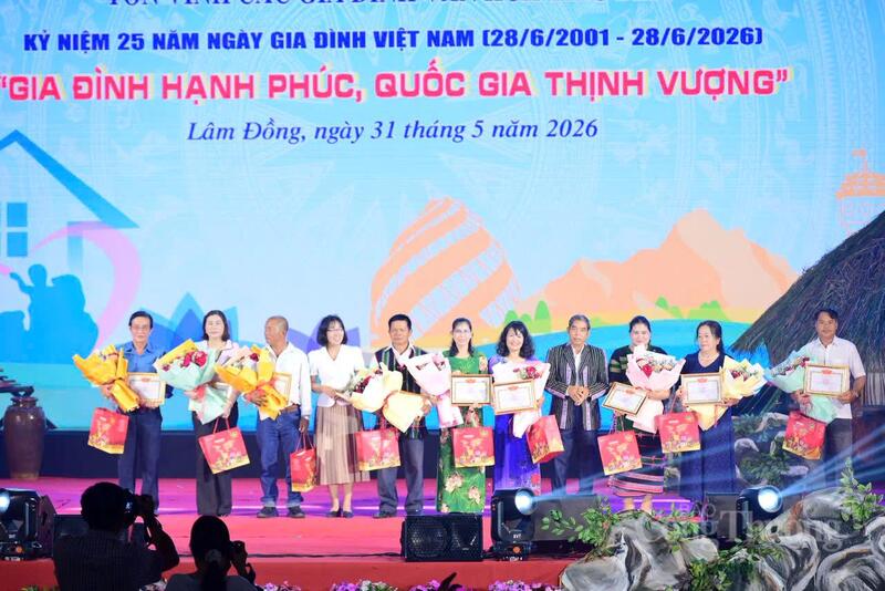 Các gia đình tiêu biểu được biểu dương tại chương trình. Ảnh: ĐVCC