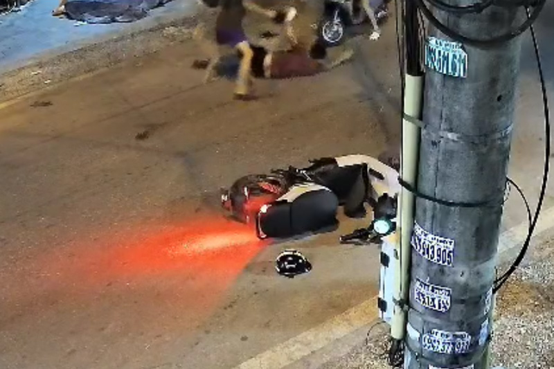 Sau khi bị ngã, nam sinh liên tiếp bị tác đồng vào đầu và cơ thể bằng mũ bảo hiểm. Ảnh cắt từ clip