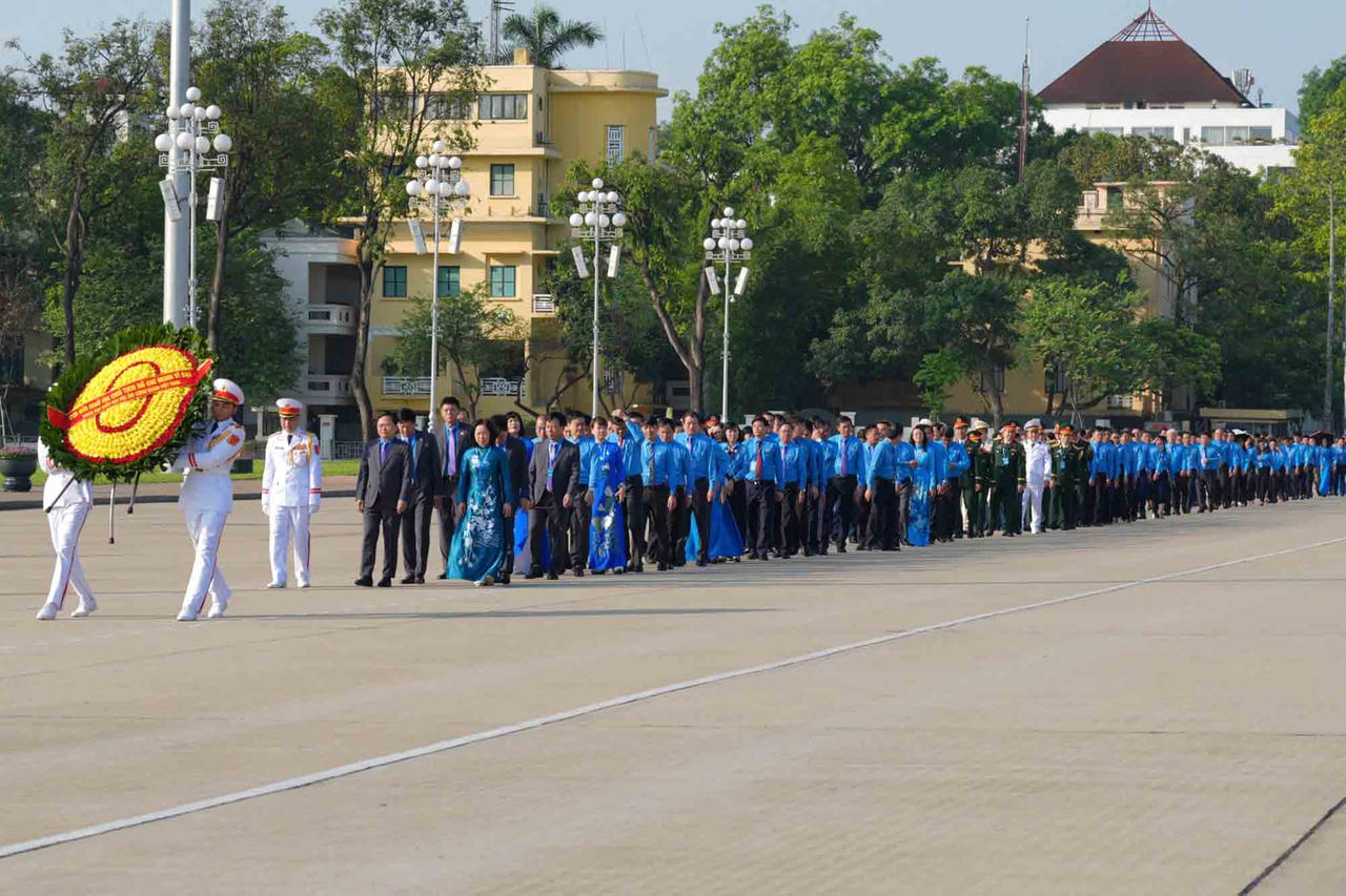 Đoàn đại biểu dự Đại hội XIV Công đoàn Việt Nam do Ủy viên Trung ương Đảng, Chủ tịch Tổng LĐLĐVN Nguyễn Anh Tuấn làm trưởng đoàn thành kính tưởng niệm Chủ tịch Hồ Chí Minh. 