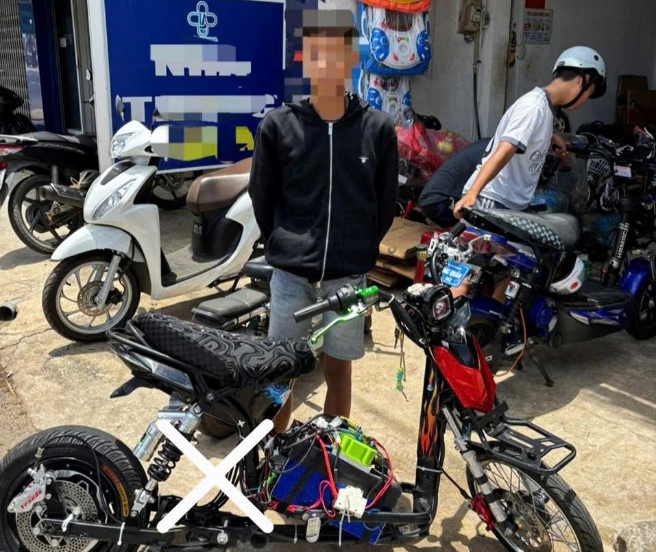 Qua kiểm tra, cơ quan công an liên tiếp phát hiện các trường hợp học sinh tự ý độ, chế xe đạp điện. Ảnh: Công an
