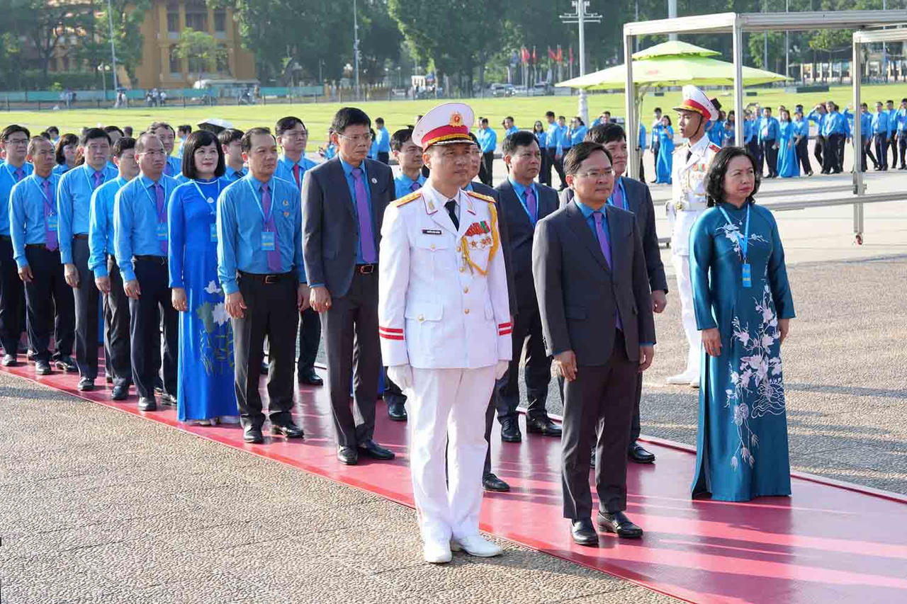Vào Lăng viếng Chủ tịch Hồ Chí Minh có đồng chí Nguyễn Anh Tuấn, Ủy viên Trung ương Đảng, Chủ tịch Tổng Liên đoàn Lao động Việt Nam; các đồng chí trong Đoàn Chủ tịch Tổng Liên đoàn Lao động Việt Nam cùng các đại biểu dự Đại hội XIV Công đoàn Việt Nam, nhiệm kỳ 2026 - 2031.
