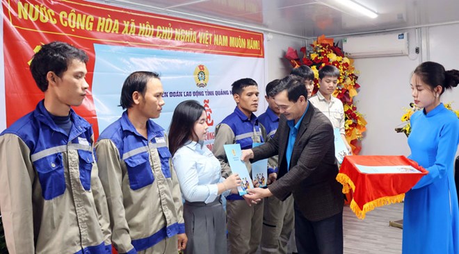 Đồng hành cùng người lao động trong lúc khó khăn