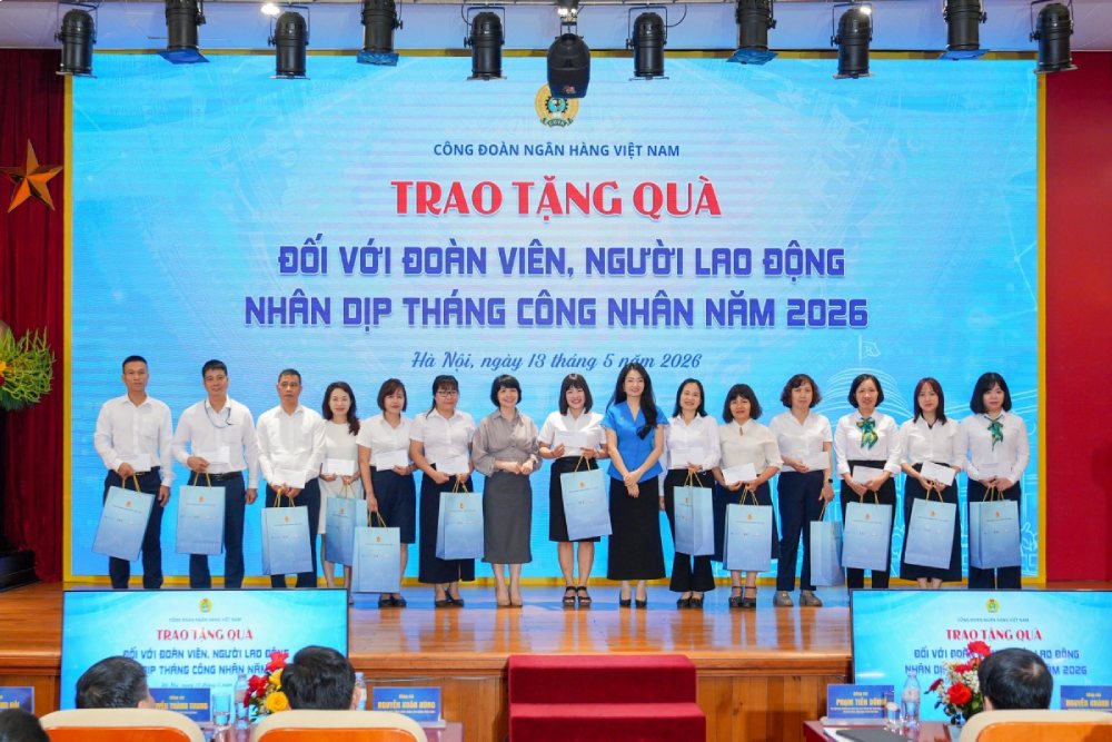 Bà Nguyễn Khánh Chi - Phó Chủ tịch Thường trực Công đoàn Ngân hàng Việt Nam (thứ 7 từ phải sang) tặng quà cho đoàn viên, người lao động Công đoàn BIDV nhân dịp Tháng Công nhân năm 2026. Ảnh: CĐCS
