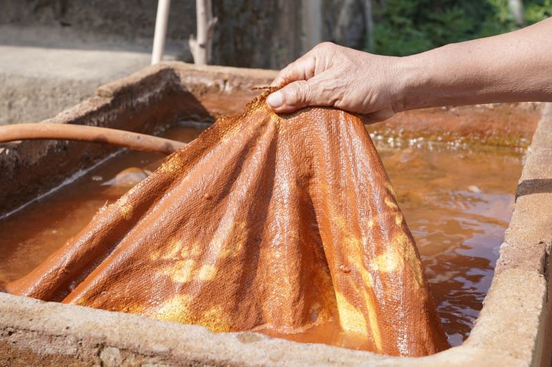 Nước bị nhiễm phèn nặng khiến người dân chật vật tìm nguồn nước sạch sinh hoạt hằng ngày. Ảnh: Thanh Trung