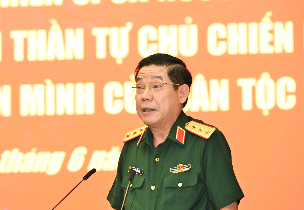 Thượng tướng Nguyễn Văn Gấu, Thứ trưởng Bộ Quốc phòng phát biểu khai mạc hội thảo. Ảnh: VD
