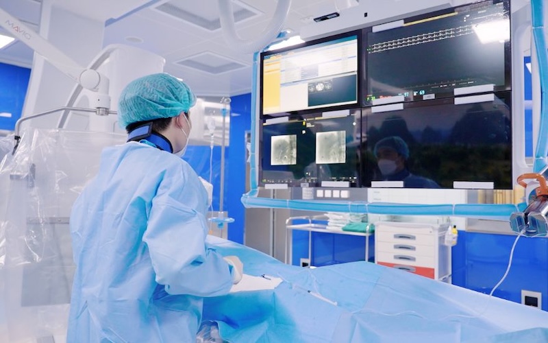Ê kíp bác sĩ thực hiện kỹ thuật lấy máu tĩnh mạch tuyến thượng thận (AVS). Ảnh: BVCC