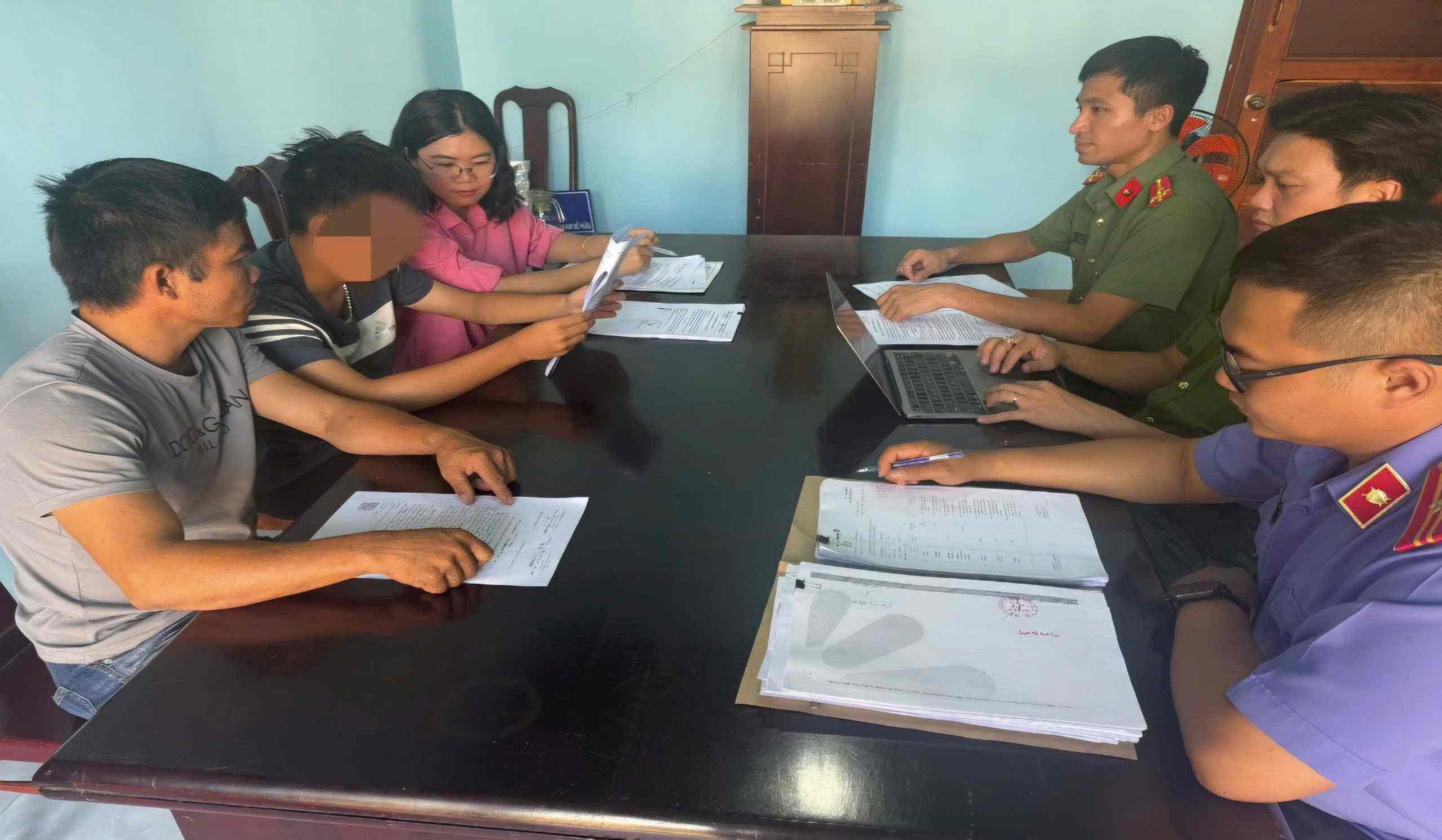 Phòng An ninh mạng và phòng, chống tội phạm sử dụng công nghệ Công an Lâm Đồng làm việc với cao yêu cầu đối tượng mở các file dữ liệu đã chiếm đoạt.