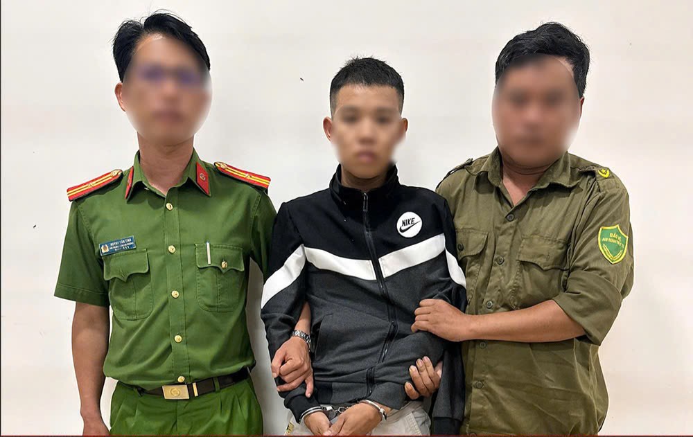 Lực lượng chức năng Đà Nẵng tạm giữ đối tượng dùng kiếm chém cha ruột, ném bom xăng vào lực lượng công an. Ảnh: CACC