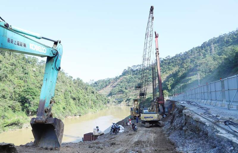 Khu vực sạt lở trên Quốc lộ 2 đang được khắc phục. Ảnh: Duy Tuấn