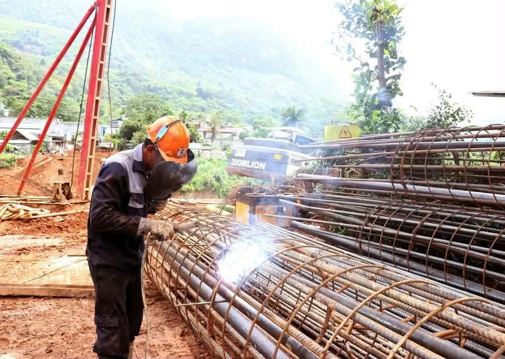 Công nhân, trang thiết bị máy móc được huy động để triển khai dự án cầu Tùng Tạo. Ảnh: Khánh Toàn