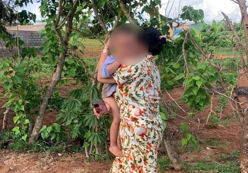 Bé trai được tìm thấy sau 12 giờ đi lạc vào rẫy. Ảnh: Người dân cung cấp