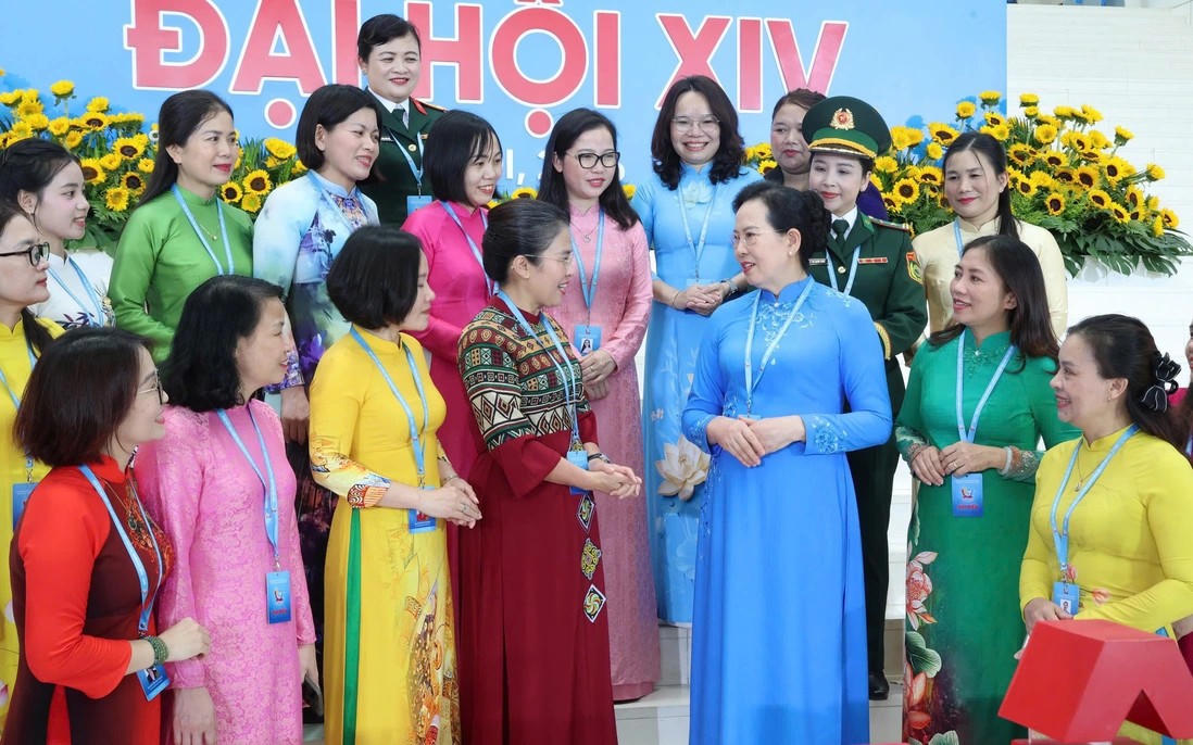 Ủy viên TƯ Đảng, Phó Chủ tịch UBTƯ MTTQ Việt Nam, Chủ tịch Hội LHPN Việt Nam Lê Thị Thủy (thứ 3 từ phải sang, hàng đầu) cùng các đại biểu dự Đại hội.