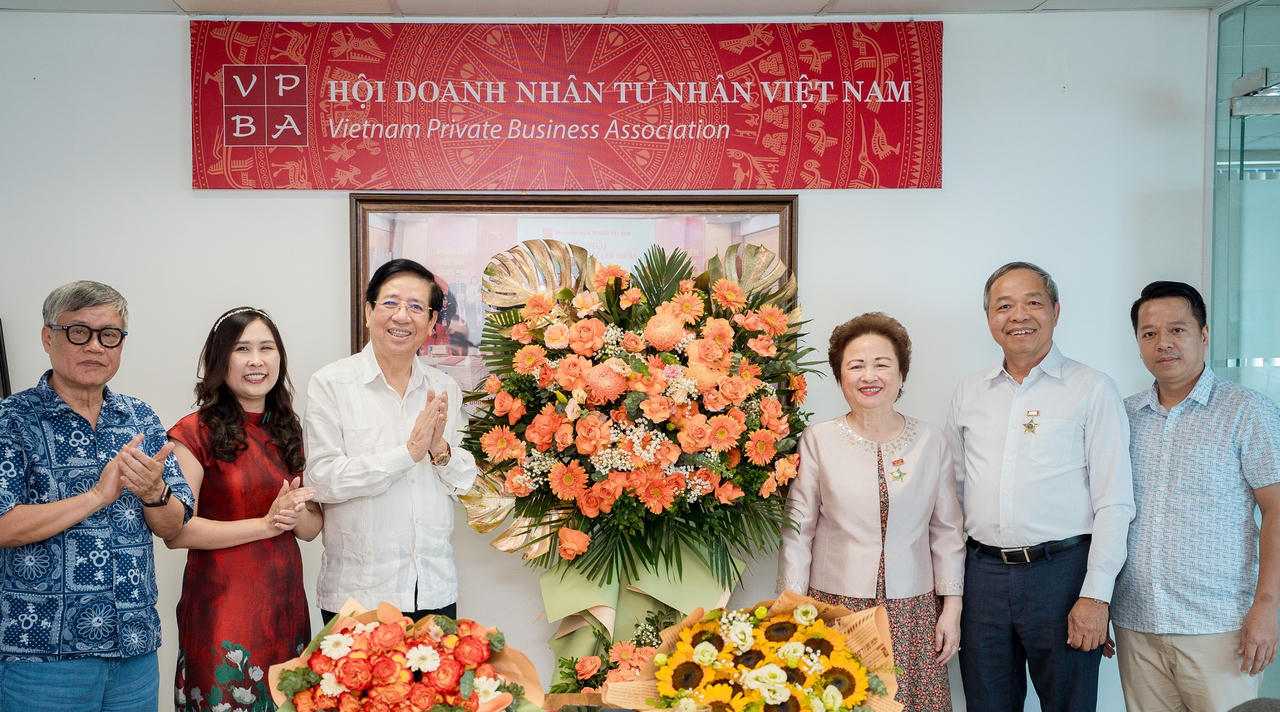Đại diện Ban chấp hành VPBA tặng hoa chúc mừng bà Nguyễn Thị Nga.