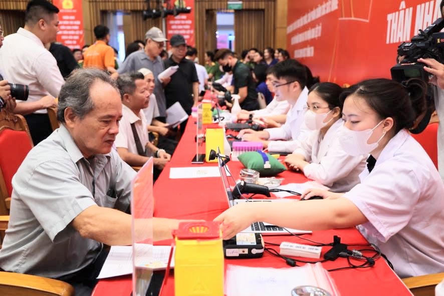 Thu nhận mẫu sinh phẩm ADN với TNLS chưa xác định thông tin.  (Ảnh: Thu Giang)