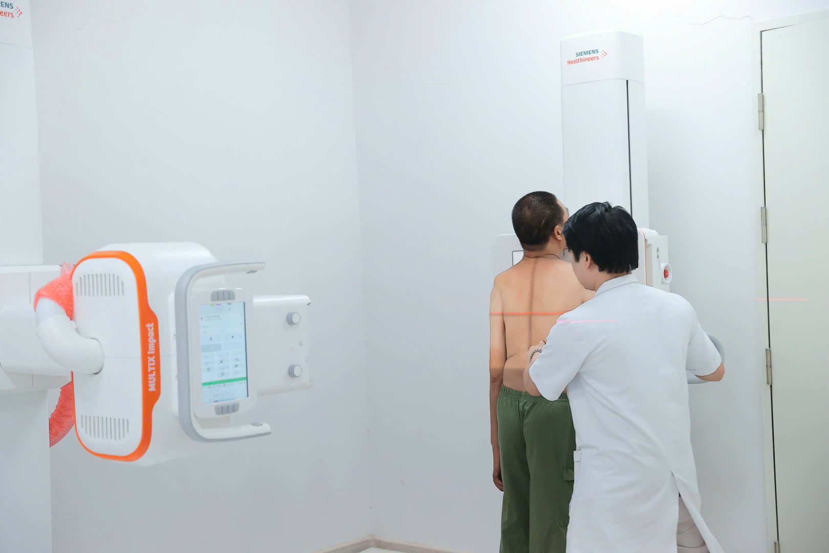 Những bệnh nhân đầu tiên được khám và điều trị tại Bệnh viện Bạch Mai cơ sở Ninh Bình. Ảnh: Nguyễn Trường